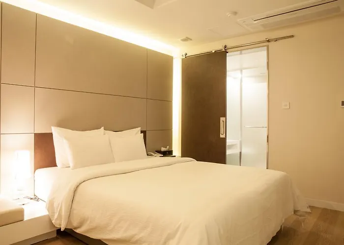 Two Be In Tourist Hotel
