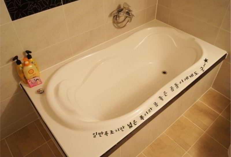 Two Be In Tourist Hotel