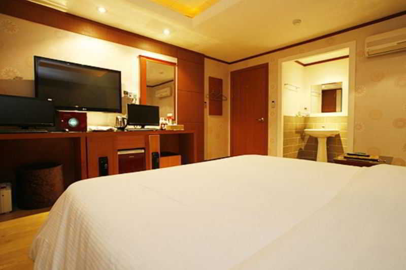 Two Be In Tourist Hotel