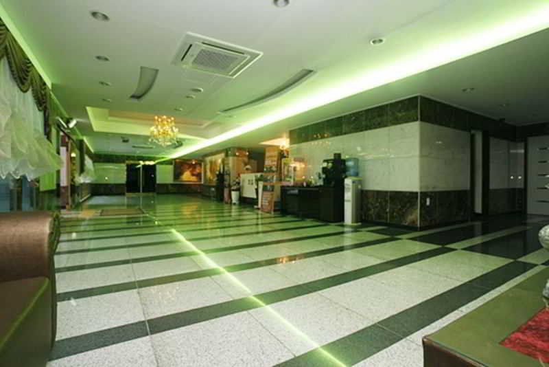 Two Be In Tourist Hotel